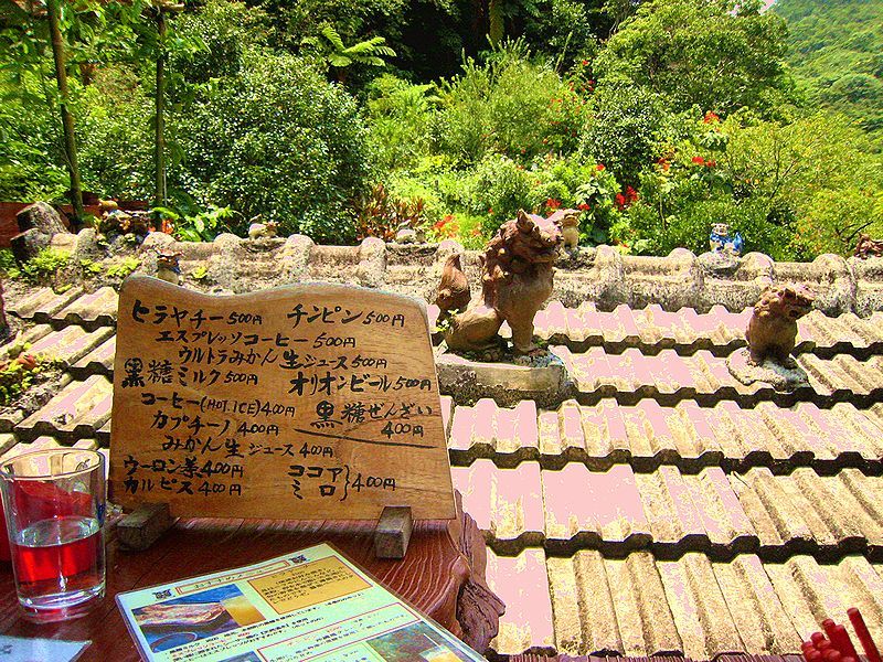 ヤチムン喫茶 シーサー園の赤瓦と中庭