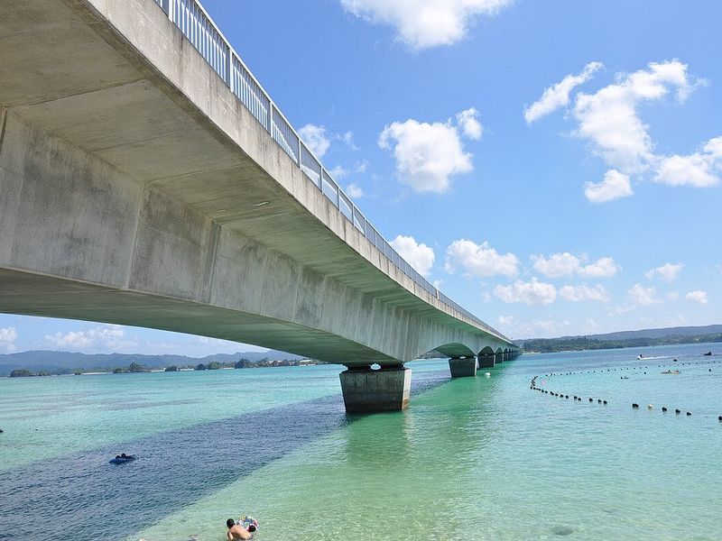 古宇利大橋を下から見る風景