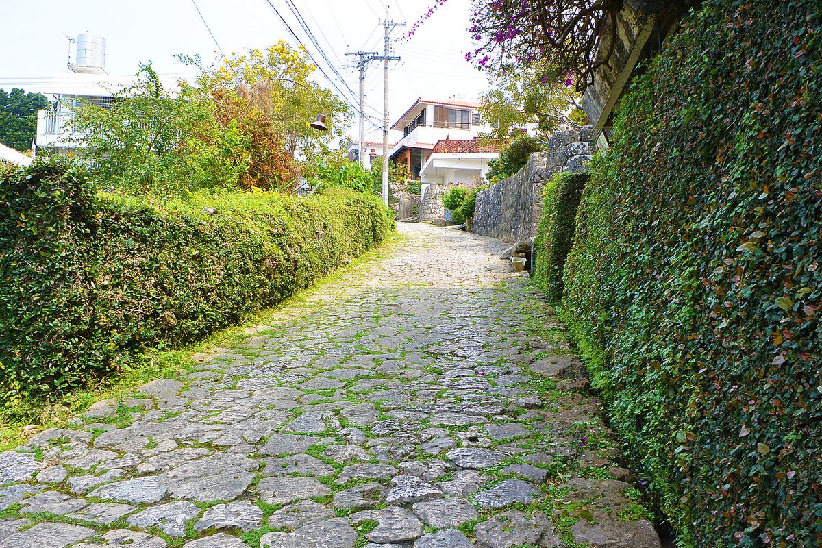 首里金城町石畳道の石畳と緑