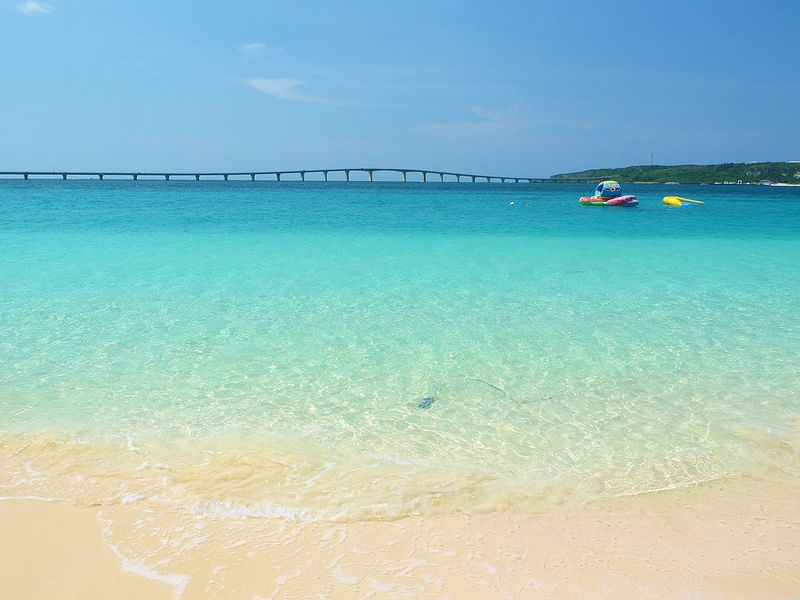 与那覇前浜ビーチの白砂と海の広がり