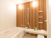 広い客室と独立型のバストイレの画像