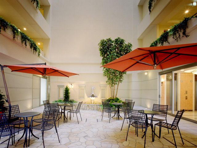 ホテルルミエール葛西 南欧風の中庭