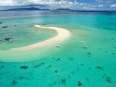 竹富島日帰りツアー 幻の島上陸ツアーがセット 飛行機もセットのおすすめ石垣島旅行 食事なし レンタカーなし 東京出発 4日間 沖縄旅行 沖縄ツアー