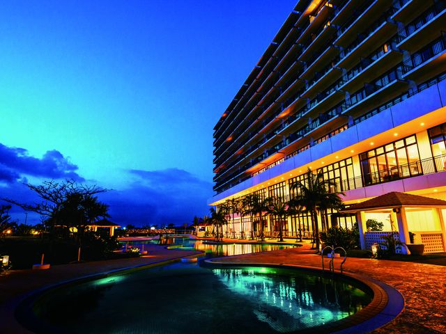 ホテル外観（夜）の画像