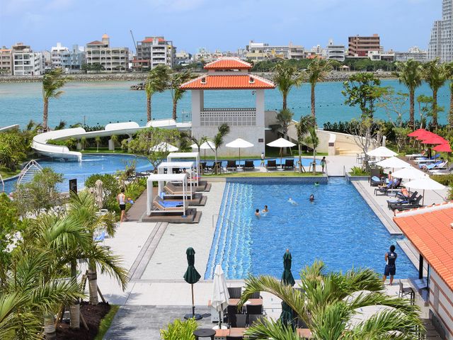 ヒルトン沖縄北谷リゾート 隣接系列ホテルのプールも利用可能