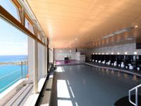 水平線に沈む夕日が望める展望浴場の画像