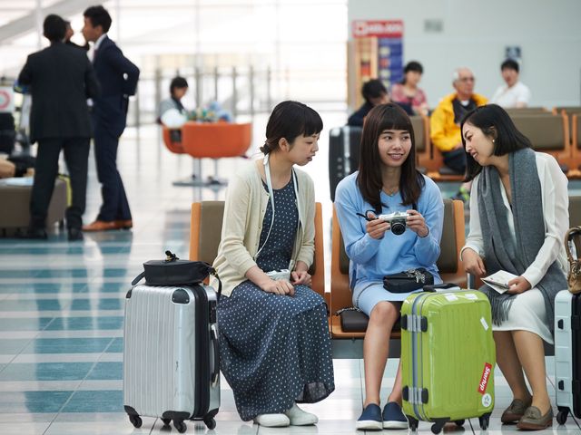 休みを取らずに旅行イメージ