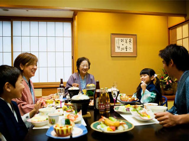 湯元こんぴら温泉華の湯 紅梅亭 夕食風景
