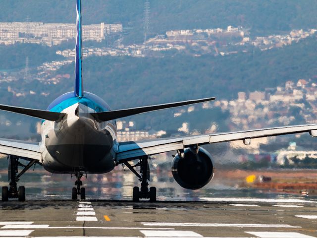 ホテルと飛行機がセットイメージ