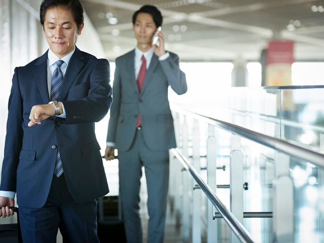 飛行機とホテルがセットイメージ