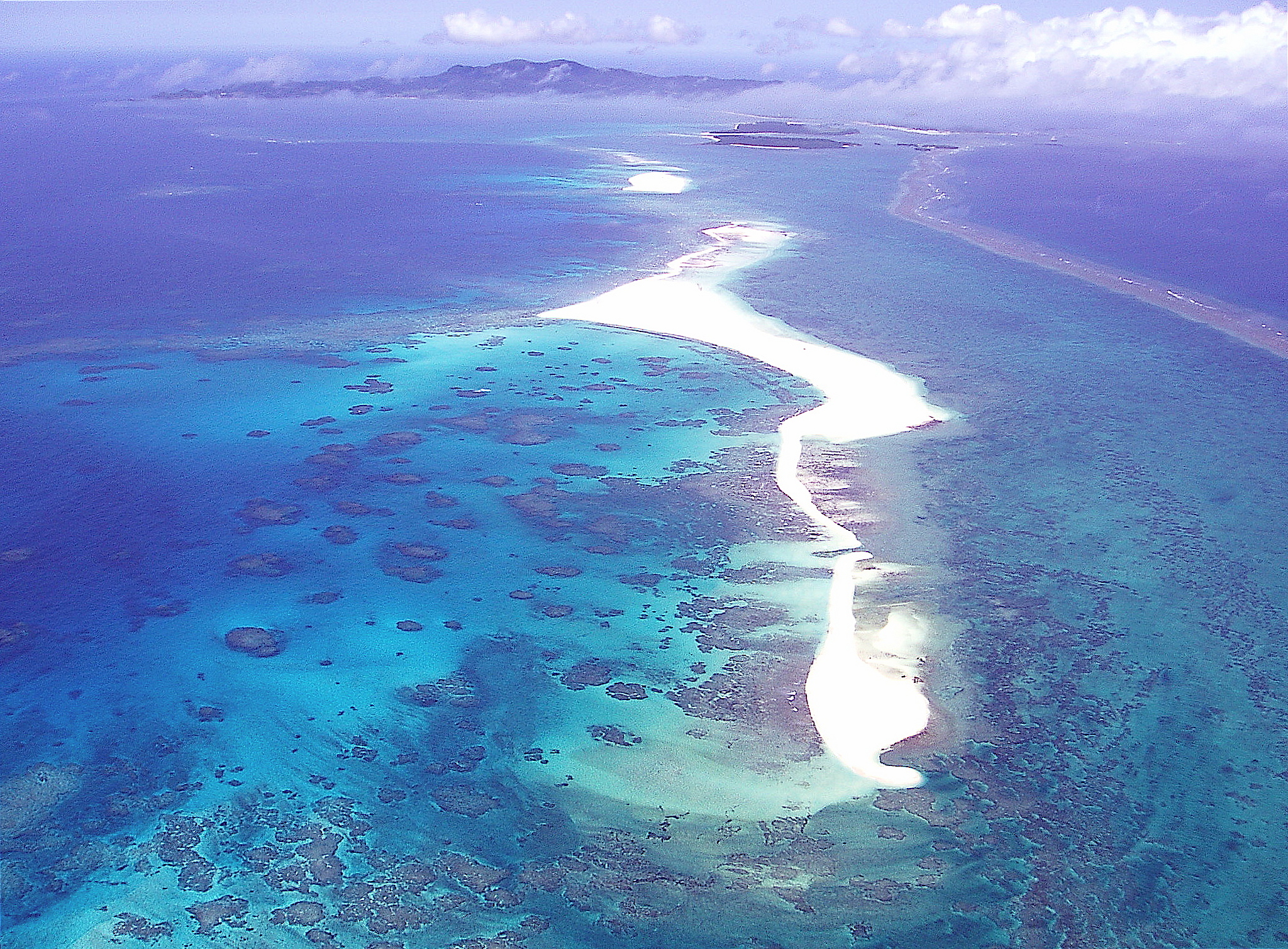 はての浜（久米島）― エメラルドグリーンの海と白い砂洲