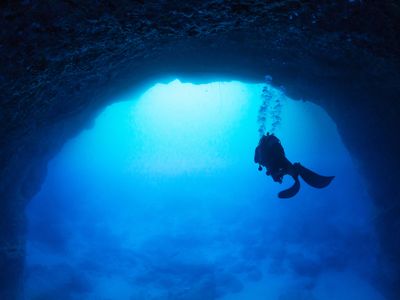 神秘的な和製ブルーホール!下地島の通り池イメージ
