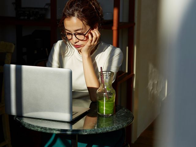 悩んでいる女性のイメージ