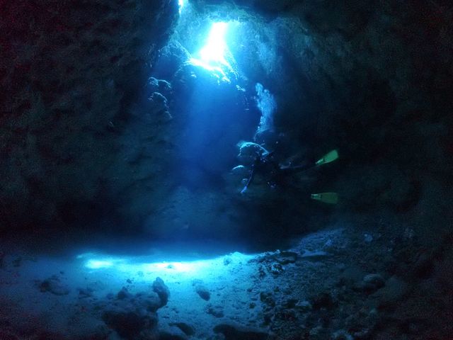 宮古島ダイビングツアーの醍醐味！<br />
地形ダイビングイメージ