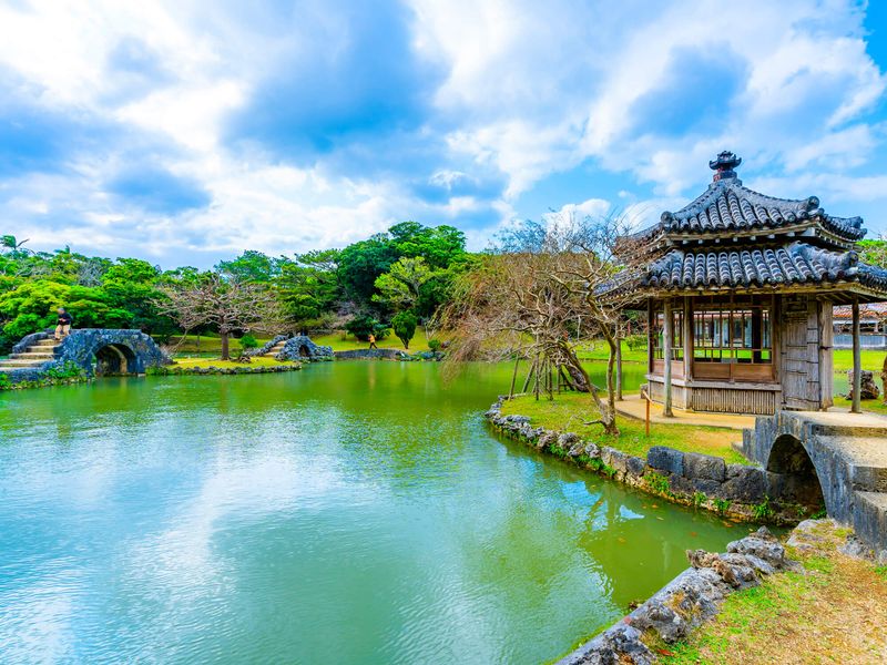 識名園の池と御殿