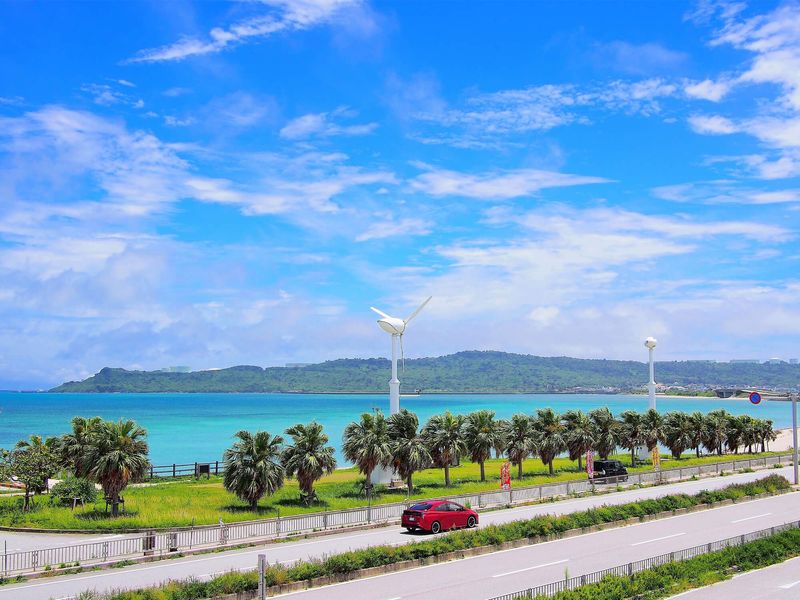 海中道路とエメラルドブルーの海