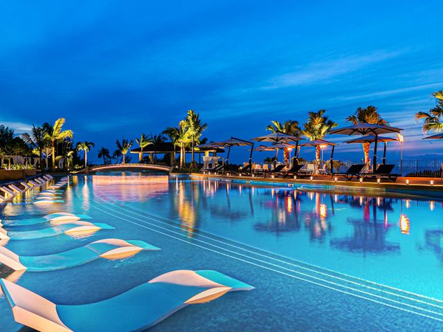 オリエンタルホテル沖縄リゾート＆スパ 色鮮やかなナイトプール