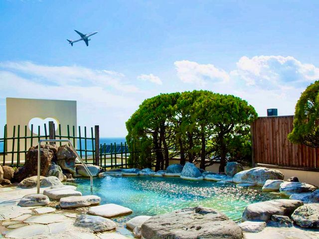 函館湯の川温泉 湯元 啄木亭 露天風呂から運がよければ飛行機が…