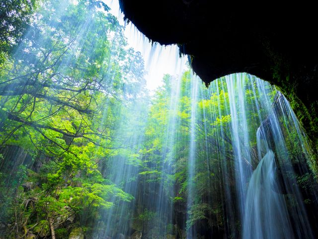 2.夏の清涼スポット!滝でマイナスイオンをたっぷり感じるイメージ