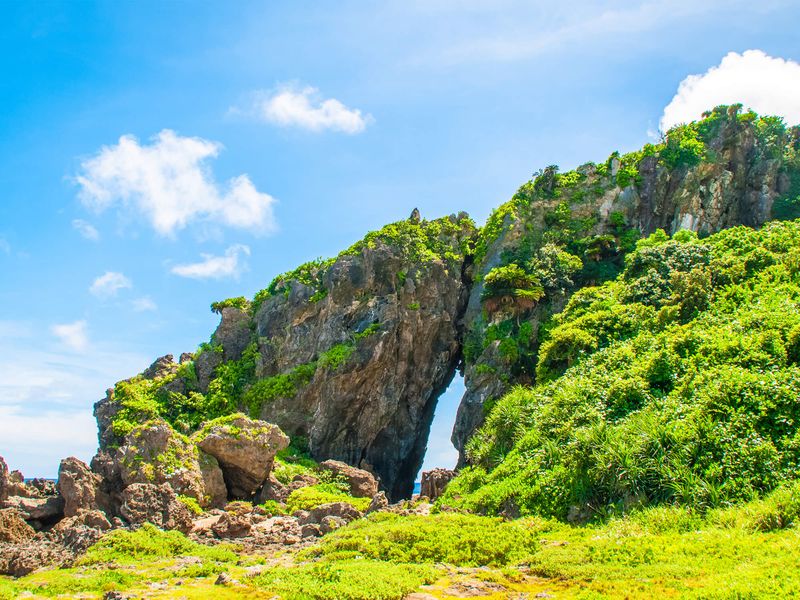 久米島・ミーフガーの奇岩