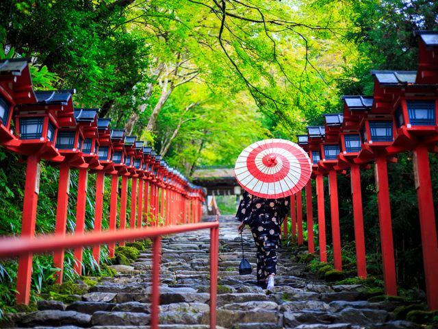 ひとり旅で寺社巡りイメージ