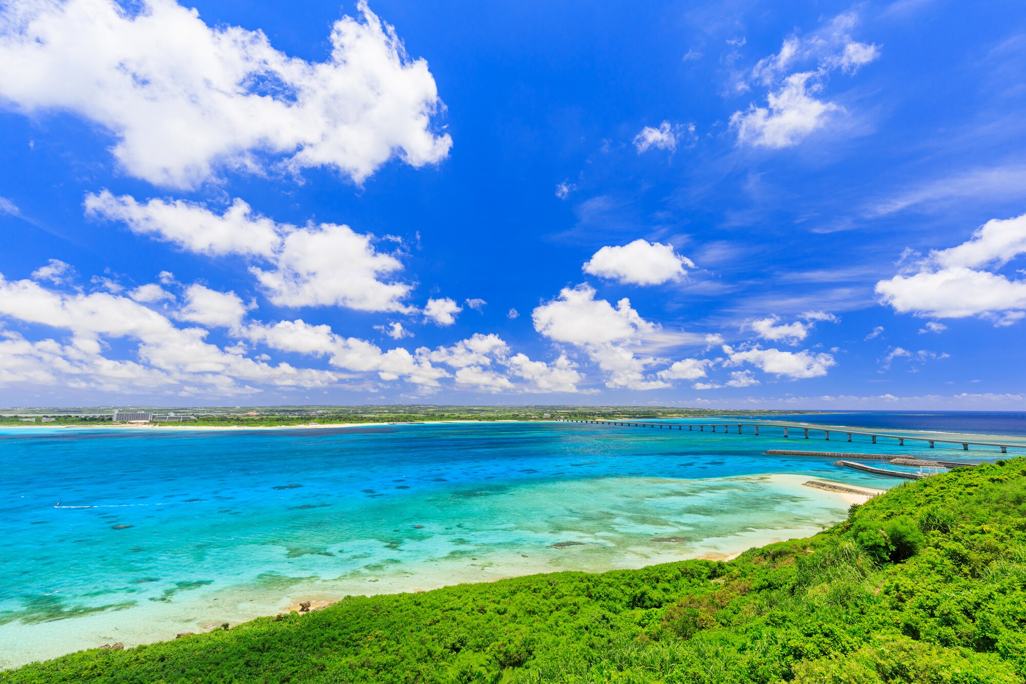 青い海が広がる沖縄のビーチ