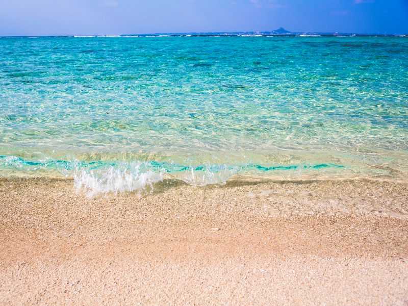 瀬底ビーチの白砂と海