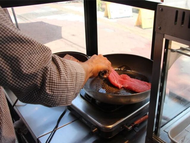 手軽に味わえる極上ステーキ<br />
「上原ミート市場前本店」イメージ