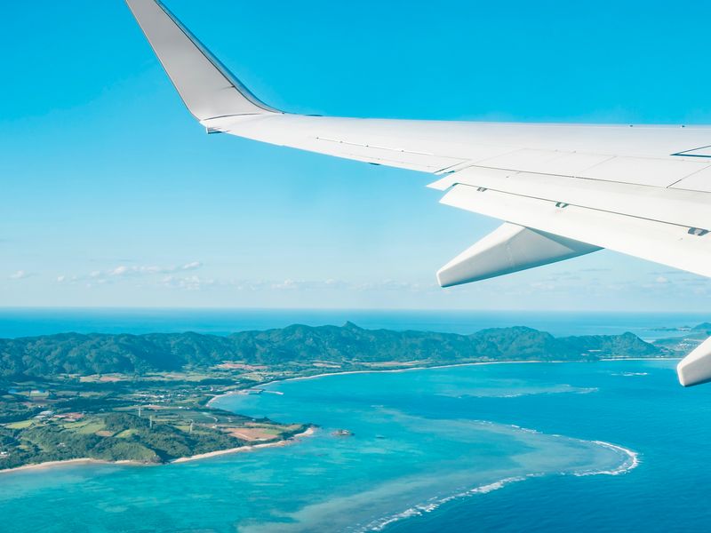 飛行機と石垣島イメージ
