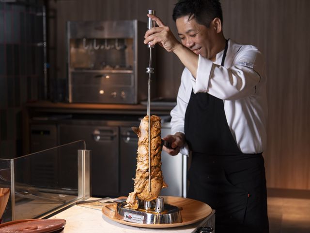 TWIN-LINE HOTEL YANBARU OKINAWA JAPAN レストラン・夕食シュラスコパフォーマンス
