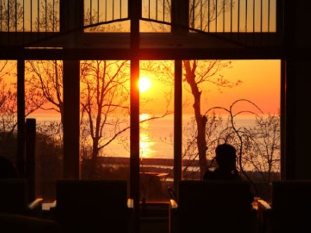 オホーツク海に沈む夕陽を楽しむラウンジイメージ