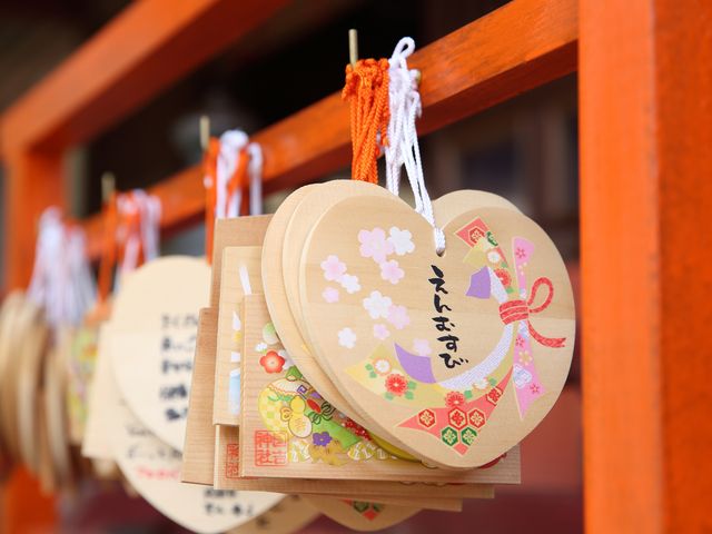 ⑥神楽殿で縁結びのお守りを授かるイメージ