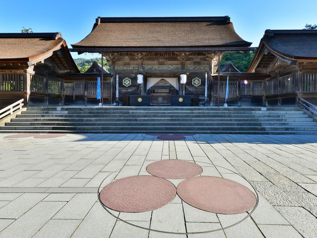 ④八足門の前で再度お祈り（本殿の真前）イメージ