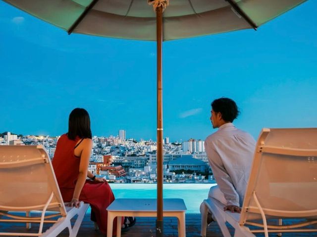 首里の丘から望む夜景とナイトプールイメージ