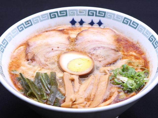 🗓 Day2:熊本へドライブ移動 → ご当地グルメと歴史観光<br />
▶午前:福岡市内を出発 → 車で約2時間半で熊本城へイメージ