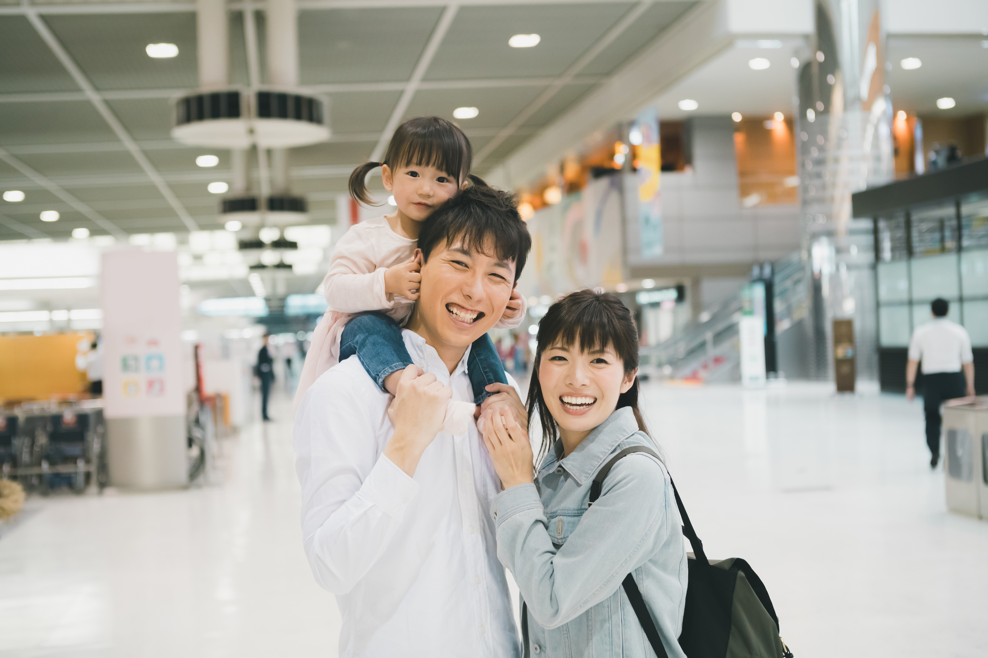 小さなお子さまと旅行する家族のイメージ