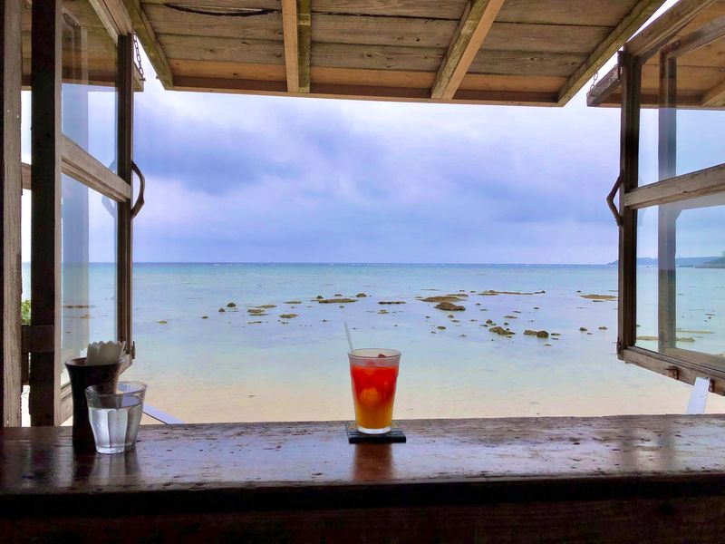 浜辺の茶屋のテーブルとドリンク