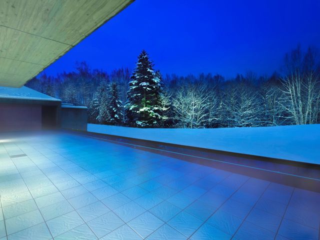 雪景色を眺める露天風呂とサウナイメージ